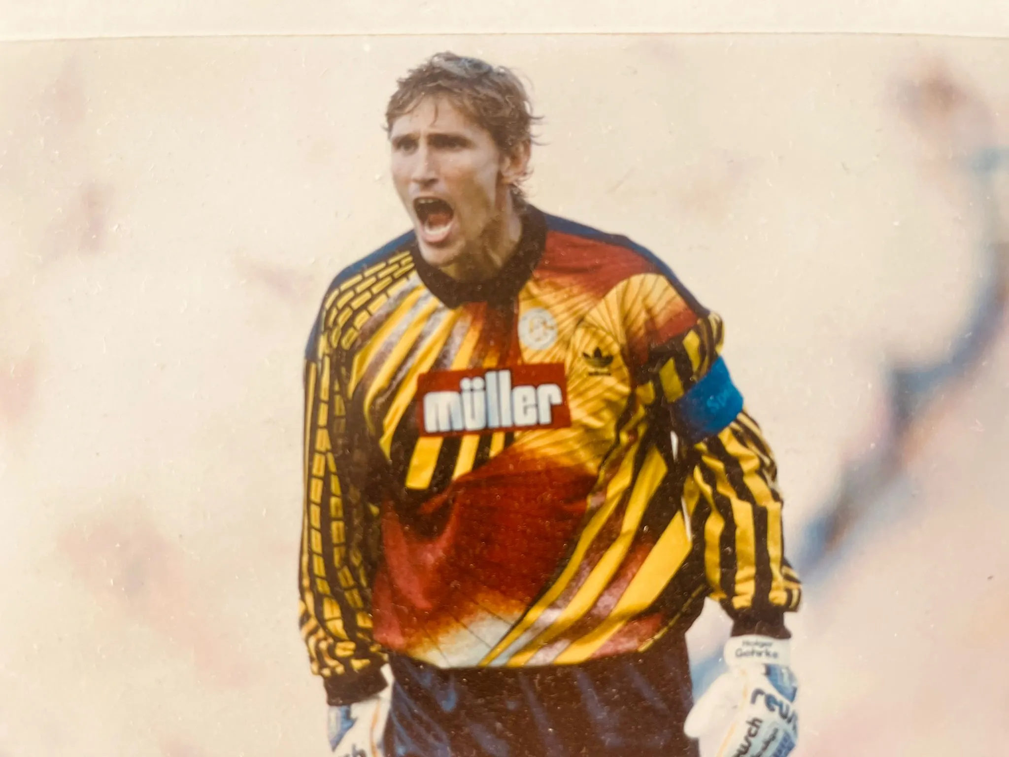 Holger Gehrke schreit während eines Fußballspiels