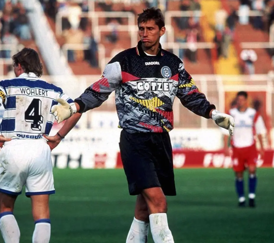 Holger Gehrke im Tor, mit Wohlert im Hintergrund