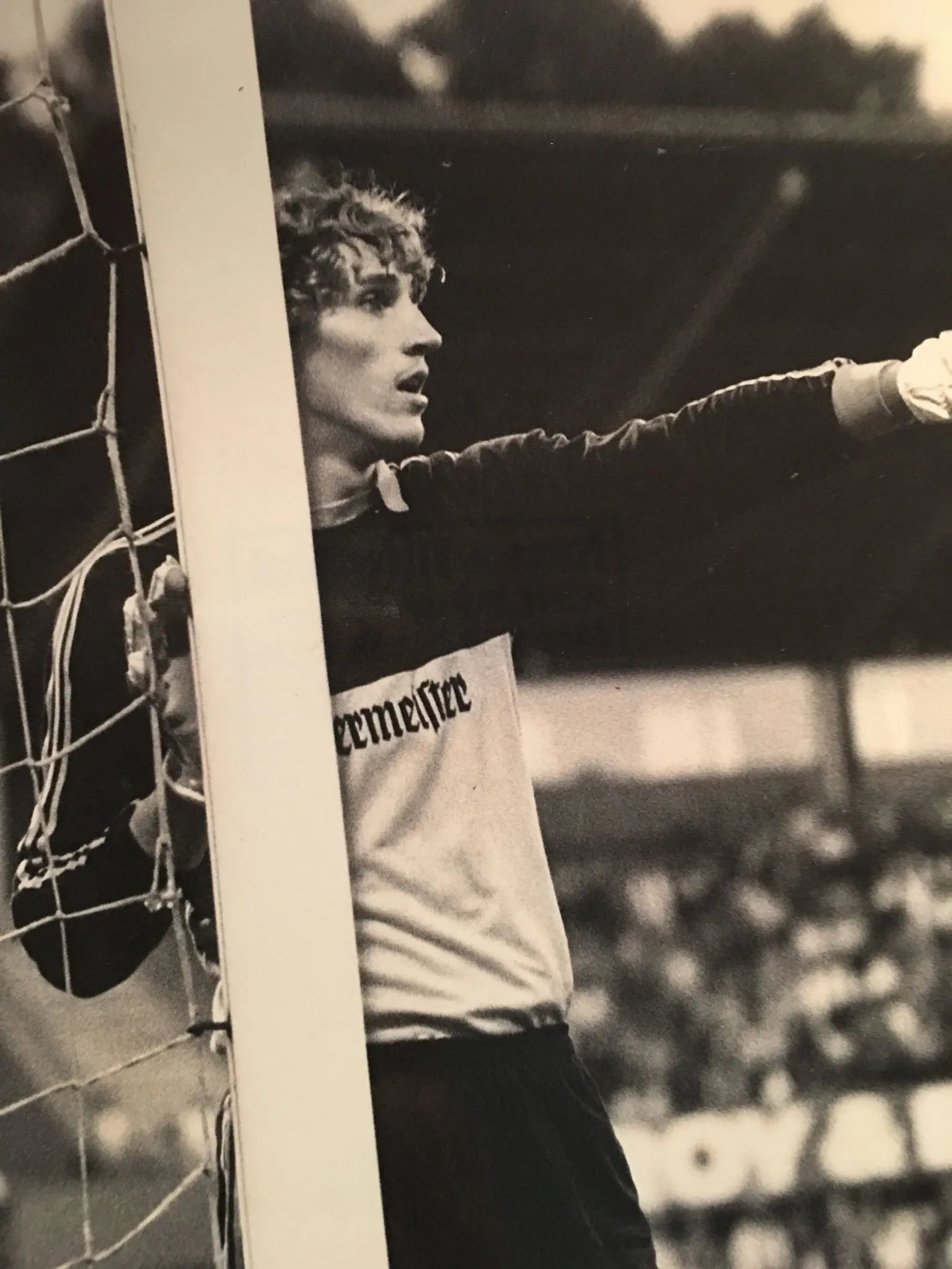 Junger Holger Gehrke stellt die Mauer im Fußballspiel