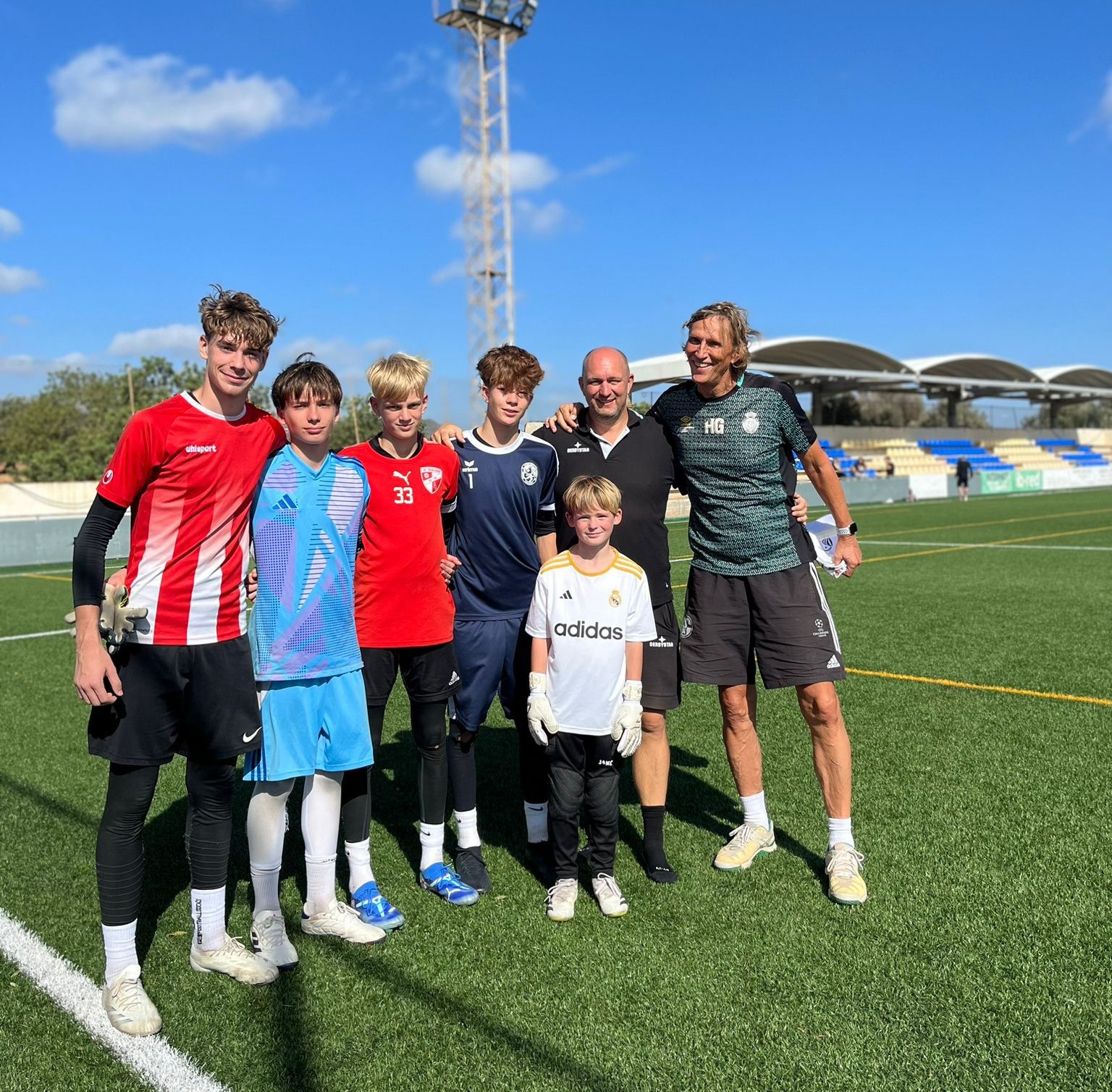 Holger mit einer Gruppe Jungen beim Fußballcamp