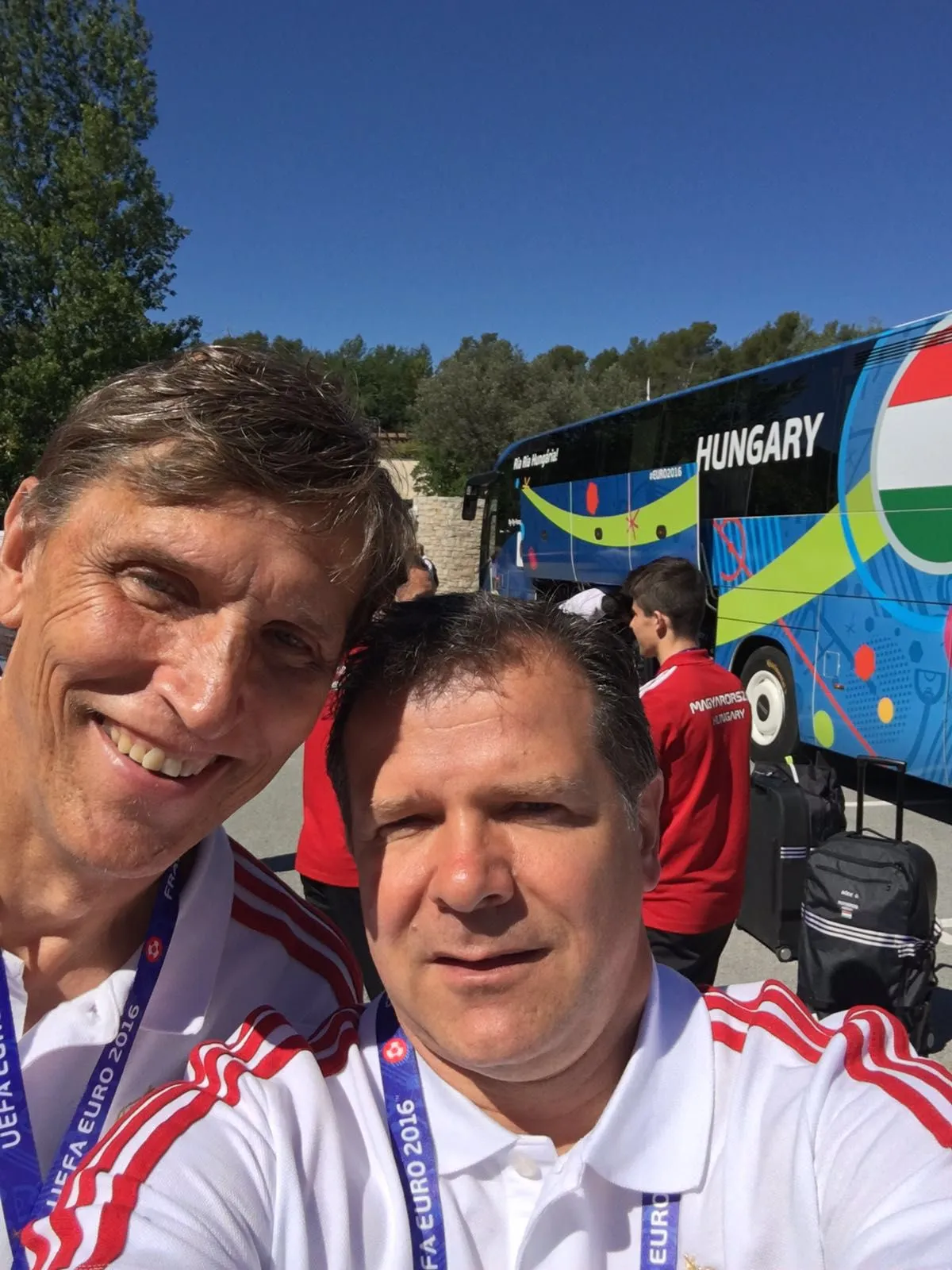Holger macht ein Selfie im Team-Bus von Ungarn während der EM 2016